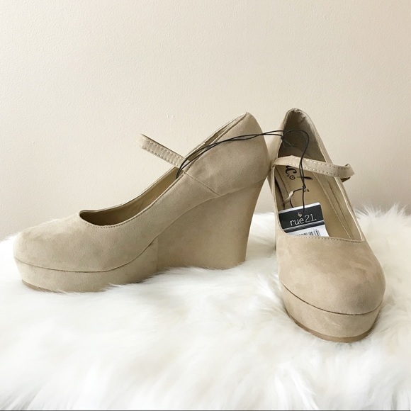 Rue 21 Faux Suede Tan Wedges Size L (8/9), NWT - Picture 3 of 8